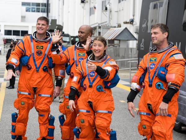 Fotografía cedida por la NASA donde aparece la tripulación de la misión Artemis II.