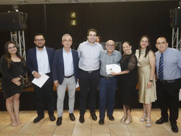 Scarlette García, Ronnie Godoy, Aldo Rivas, Jorge Andrés Canahuati, Jacobo Morales, Himilce Núñez, Sandy Mejía y Richard Zablah. Entrega de reconocimiento a Jacobo Morales, del departamento de Operaciones.