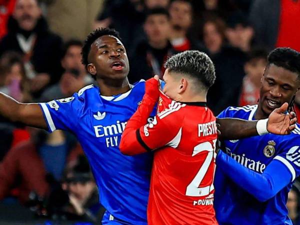 Gianluca Prestianni y Vinícius Júnior discutiendo en el partido entre el Sport Lisboa e Benfica y el Real Madrid Club de Fútbol.