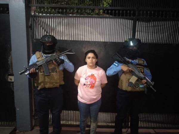 Una mujer señalada como operadora financiera de la pandilla 18 en el norte de Honduras fue capturada por agentes de la Dirección Policial Anti Maras y Pandillas Contra el Crimen Organizado (Dipampco) en La Lima, Cortés.