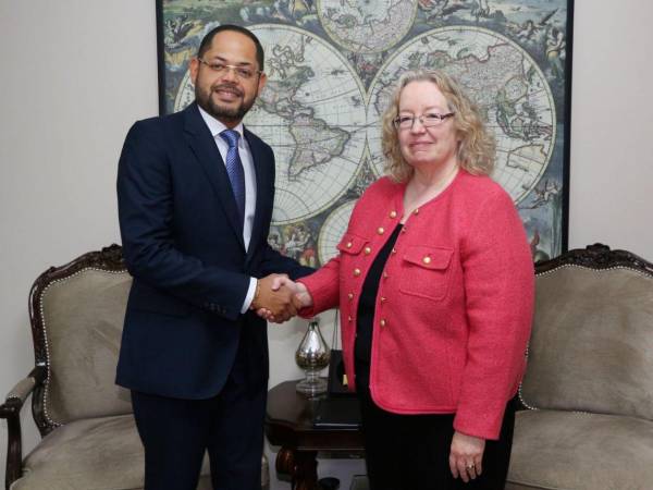 La Encargada de Negocios, Colleen A. Hoey, se reunió con el nuevo fiscal general, Pablo Reyes.