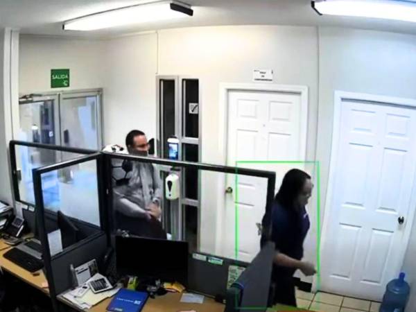 Captura de pantalla del video de seguridad registrado y que muestra a dos de las víctimas.