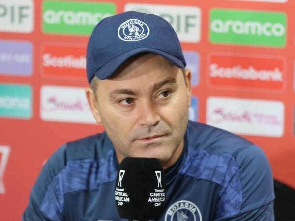 Javier López en conferencia de prensa previo al partido ante Alajuelense en Copa Centroamericana.