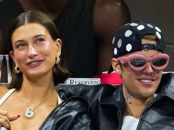 Hailey Bieber fue, quizá, la primera en felicitar a Justin Bieber. Este viernes, la modelo festejó por las cuatro nominaciones que obtuvo Justin Bieber en los Grammy Awards 2026 por su álbum Swag.