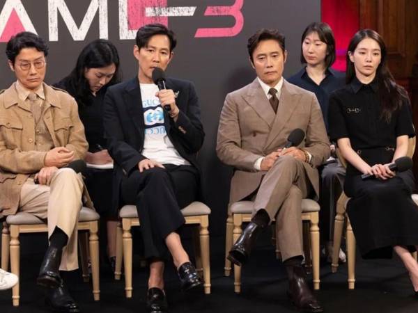 Hwang Dong-hyuk, Lee Jeong-jae, Lee Byung-hun y Park Gyu-young, durante una rueda de prensa para presentar la tercera temporada del 'El juego del calamar'.