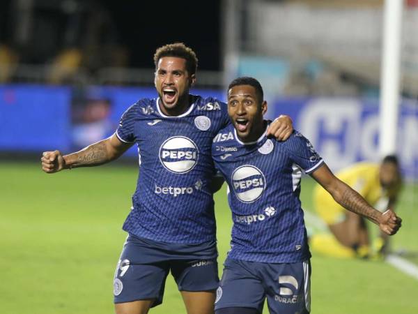 Romario da Silva celebrando con Rodrigo de Olivera su primer gol en la Liga Nacional con el Motagua.