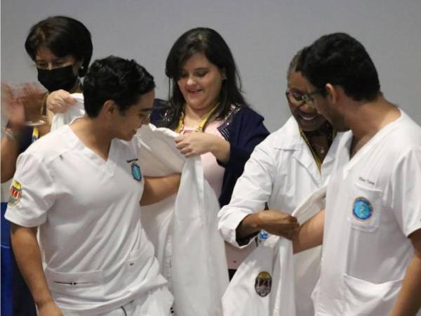 Médicos hondureños en imagen de archivo.