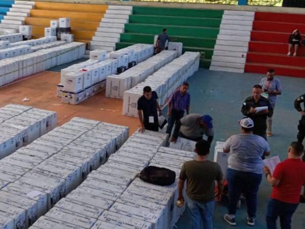 El material electoral fue almacenado en el polideportivo del instituto Manuel Bonilla que sirvió de centro de acopio antes de las elecciones.