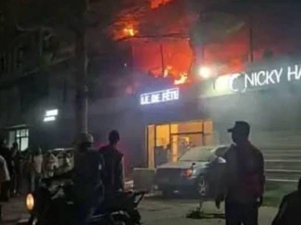 Al menos 22 personas murieron en un incendio en la noche del viernes durante la celebración de una boda en Kinsasa, la capital de la República Democrática del Congo (RDC), confirmaron las autoridades locales. Imágenes de redes sociales.