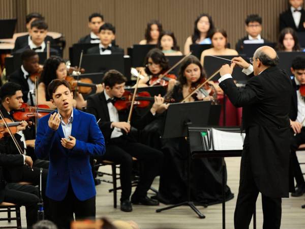 El sopranista hondureño Dennis Orellana brindó un espectáculo musical de primer nivel en el auditorio Tutto Diffent de la Escuela de Música Victoriano López.