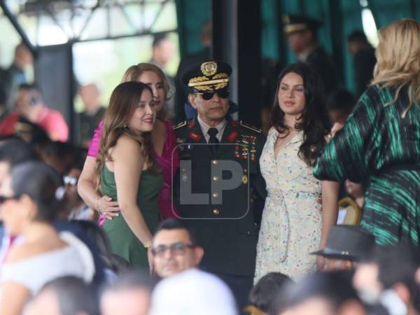 Daniela e Isabela, hijas del expresidente hondureño Juan Orlando Hernández (2014-2018 y 2018-2022), sorprendieron este jueves al presentarse al Campo de Parada Marte, en Tegucigalpa, para presenciar la ceremonia de traspado de mando y retiro de altos oficiales de las Fuerzas Armadas (FFAA).