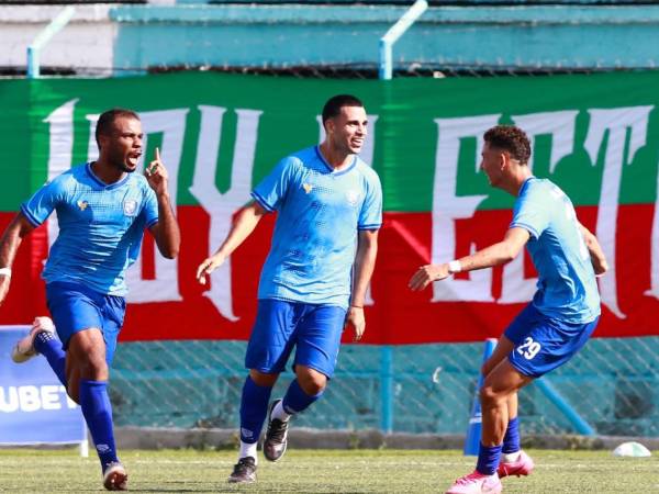 Jugadores del Génesis celebrando el gol.