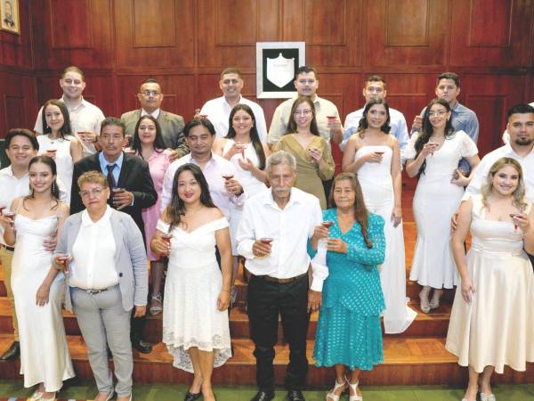 Alrededor de 12 parejas se casaron en el salón consistorial de la alcaldía.