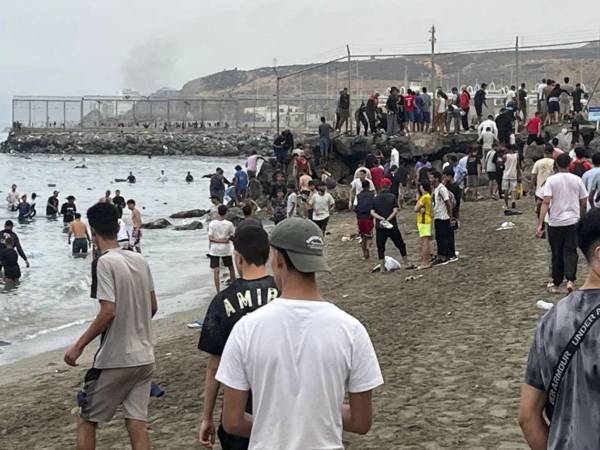 El hallazgo de dos nuevos cuerpos en la costa de Ceuta elevó a 82 el número de fallecidos tras la llegada masiva de migrantes desde Marruecos el pasado 30 de julio.