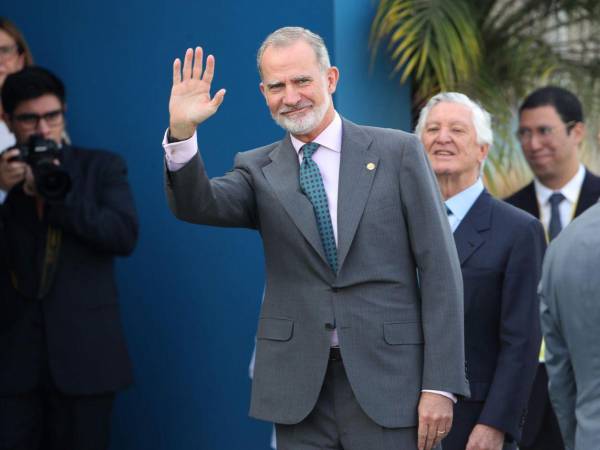 El rey de España, Felipe VI, saluda durante su llegada este lunes para asistir a la ceremonia de toma de posesión de mando de la presidenta electa de Perú, Keiko Fujimori.