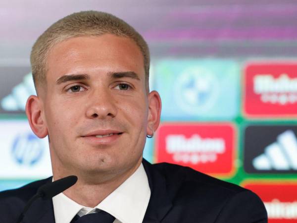 Franco Mastantuono hablando en conferencia de prensa.