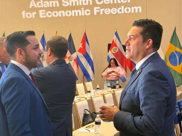 El alcalde Juan Diego Zelaya en un encuentro de alcaldes en Miami, Florida.