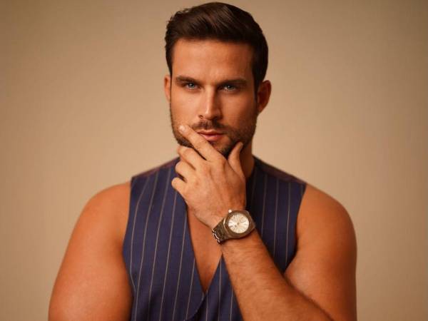 Clovis Nienow (nacido el 19 de junio de 1993 en México) es un reconocido modelo, actor, influencer y conductor de televisión.