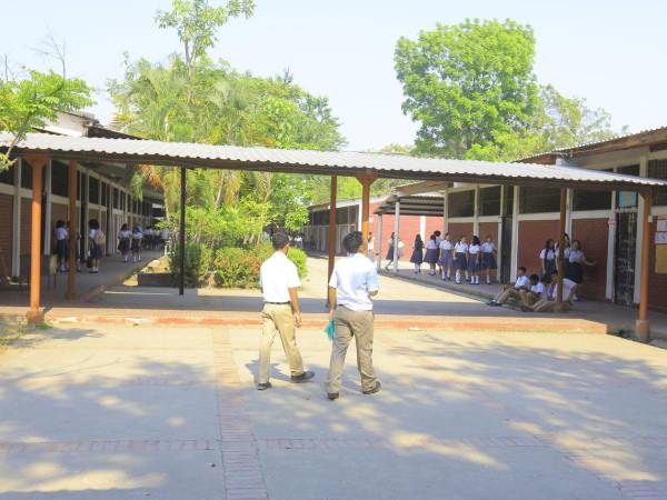 Estudiantes del instituto José Trinidad Reyes caminan por las instalaciones del centro.