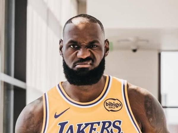 LeBron James cuenta con 40 años de edad.