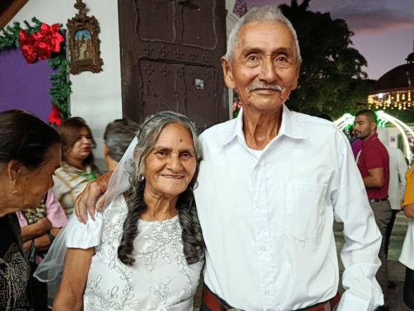 Jesús López y María Reina López contrajeron matrimonio religioso tras 50 años de convivencia en Santa Rosa de Copán, occidente de Honduras.