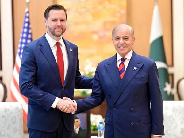 JD Vance se reúne el sábado con el primer ministro de Pakistán, Shehbaz Sharif.