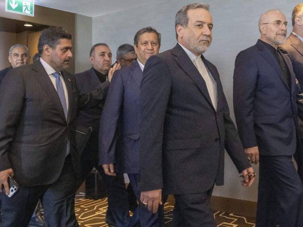 El Ministro de Asuntos Exteriores de Irán, Abbas Araqchi, en la reunión que tuvo lugar en el complejo turístico Buergenstock.