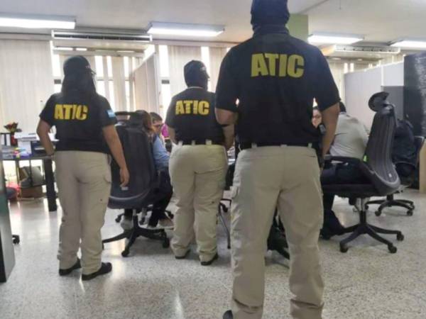 Agentes en las oficinas de la Unidad de Compas del CNE este lunes.