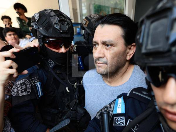 Ardón cuando era trasladado por la Policía Nacional desde el aeropuerto Ramón Villeda Morales a Tegucigalpa.