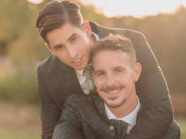 Revuelo en España. Un jugador y un artista musical contrajeron matrimonio y se convirtió en la primera boda gay pública de un futbolista español.