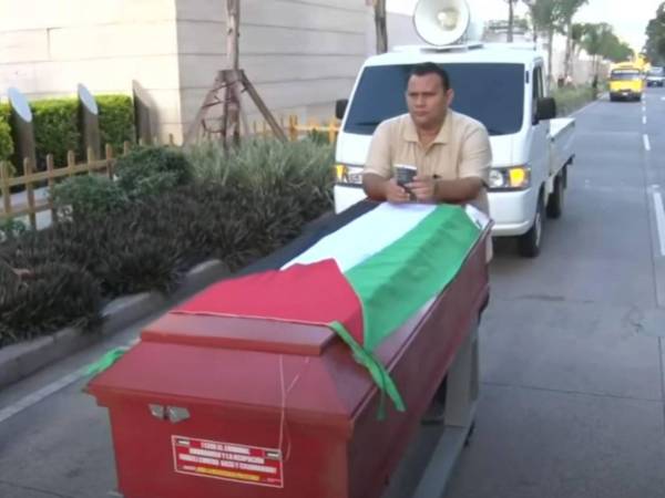 Llevan ataúd a la embajada de USA en Honduras en protesta por cancelación del TPS