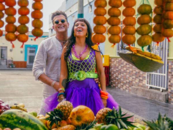 Fotografía cedida por Sony Music Colombia que muestra a los artistas colombianos Carlos Vives (i) y la vocalista de Bomba Estéreo Li Saumet posando en Santa Marta (Colombia).