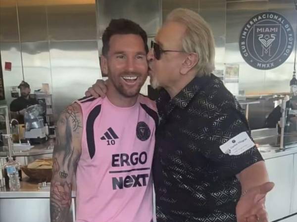 El actor mexicano Carlos Villagrán volvió a captar la atención del público tras compartir nuevos detalles de su encuentro con Lionel Messi, ocurrido recientemente durante una visita a las instalaciones del Inter Miami CF en Florida.