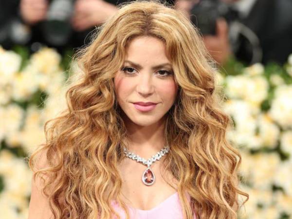 La imagen de Shakira es un lenguaje propio; mucho antes de que la moda se convirtiera en una industria aliada de las estrellas pop, la artista colombiana ya entendía que cada prenda podía contar una historia. Aquí te mostramos cómo su estilo ha evolucionado al mismo ritmo que su música.