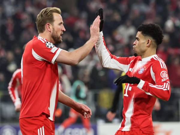 Harry Kane celebrando uno de sus goles con Luis Díaz en el triunfo del Bayern Múnich sobre el Union Saint-Gilloise.