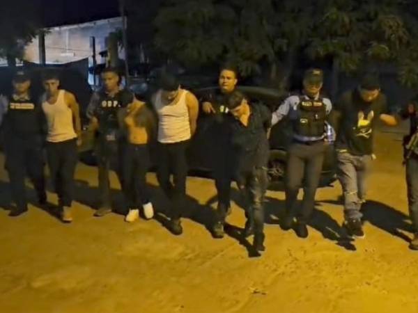 Fotografía muestra a los presuntos asaltantes en el momento en que eran presentados por la Policía tras la ejecución de la múltiple detención.