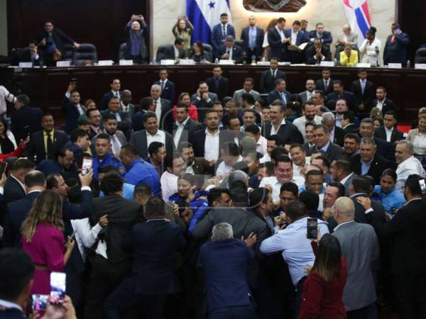 El juicio político contra Johel Zelaya desató un violento enfrentamiento entre diputados de diversas bancadas en el Congreso Nacional, durante la sesión del pasado miércoles 24 de marzo.