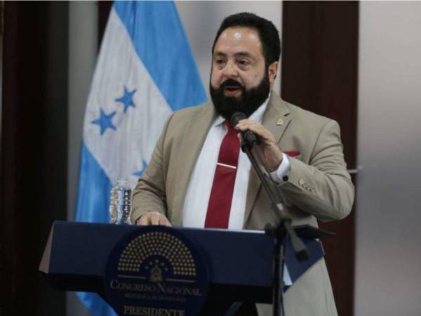 Su análisis jurídico es incorrecto, ya que no tiene respaldo en la Constitución ni en la Ley Electoral.