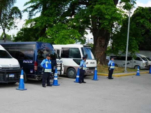 Las autoridades de la Dirección Nacional de Vialidad y Transporte (DNVT) realizaron el decomiso de 40 unidades de autobuses en San Pedro Sula, como parte de un operativo de control tras el accidente registrado el pasado martes en el sector de Villanueva, Cortés, donde un conductor atropelló a un peatón, provocándole la muerte.