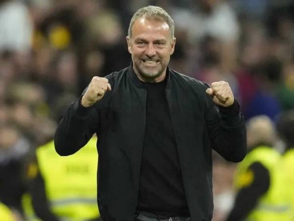 Hansi Flick sonríe: ya tiene su primer fichaje para la próxima temporada.