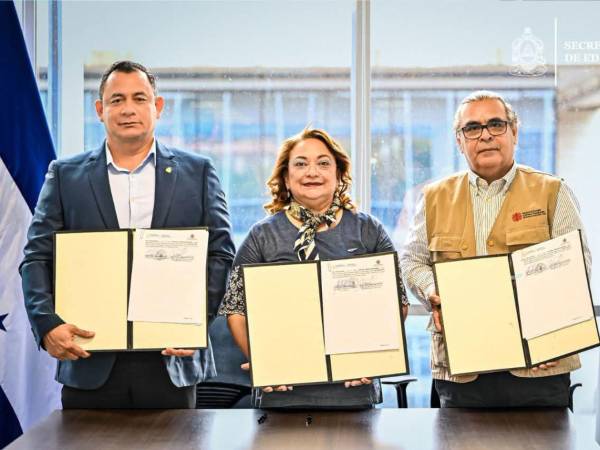 Representantes de la Secretaría de Educación y Cáritas Honduras durante la firma del convenio para fortalecer la prevención de la violencia en los centros educativos.