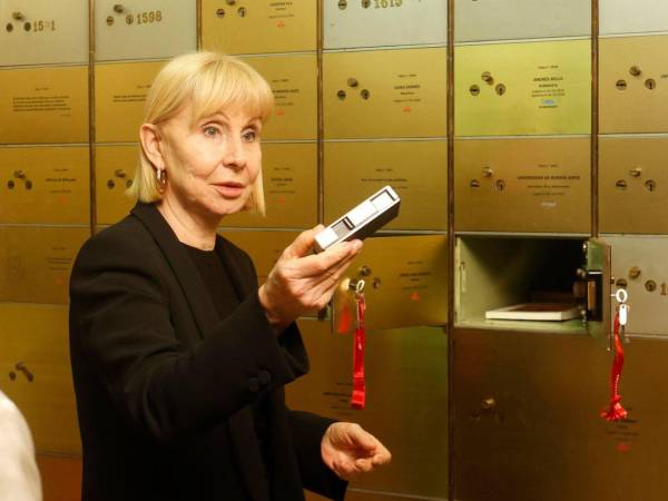María Victoria Kodama deposita el legado del escritor Jorge Luis Borges, con motivo del 40 aniversario de su fallecimiento, y de su compañera y difusora María Kodama, este martes en la Caja de las Letras del Instituto Cervantes.