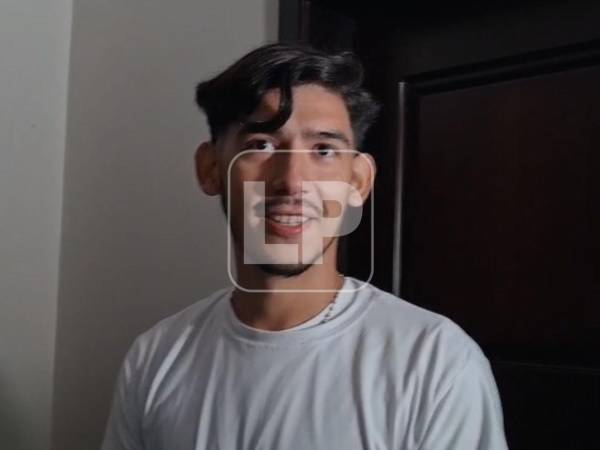 Isaac Manuel Sandoval Ayala, tras conocer el fallo de su culpabilidad, salió de la sala de audiencias escoltado por un agente policial, con las manos esposadas y vistiendo una camiseta blanca y jeans.