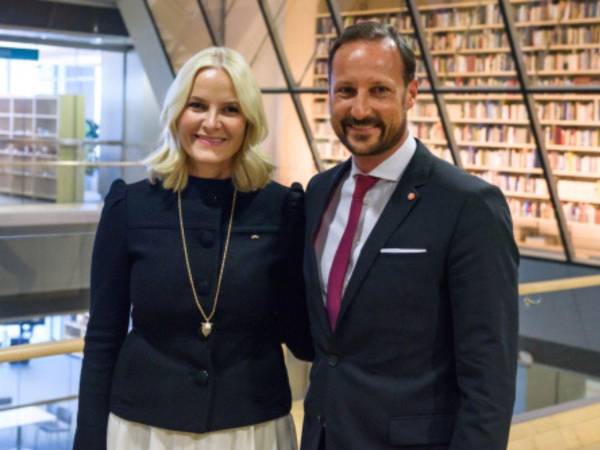 El nuevo rey de Noruego Haakon Magnus con su esposa Mette-Marit.