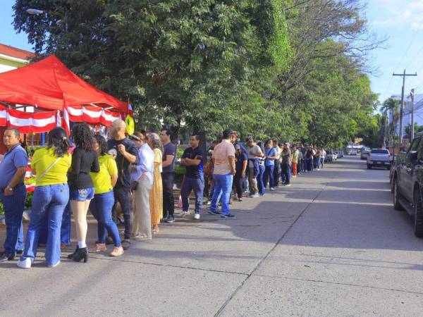 Las elecciones generales en Honduras se desarrollan este domingo 30 de noviembre sin mayores incidentes, con largas filas para ejercer el derecho al voto y cánticos partidistas de los simpatizantes.