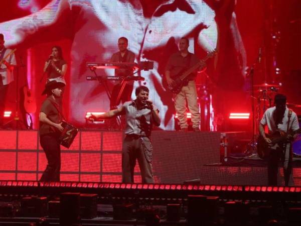 La conexión entre Grupo Frontera y el público local fue memorable; cada canción fue interpretada con sentimiento.