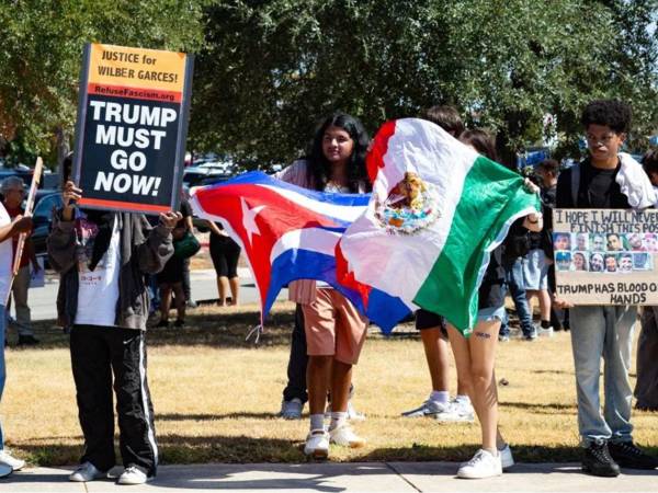 Personas durante una manifestación en contra del Servicio de Inmigración y Control de Aduanas (ICE), en Pflugerville, Estados Unidos.