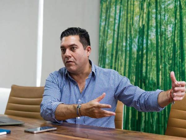 Fotografía a Juan Diego Zelaya en lo que abordaba temas de interés ciudadano