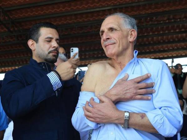 Fotografía a Nasry Asfura siendo vacunado como prevención para la Influenza