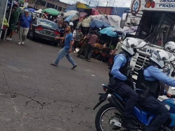 Según versiones policiales, sujetos armados llegaron al lugar y le dispararon al comerciante en reiteradas ocasiones.